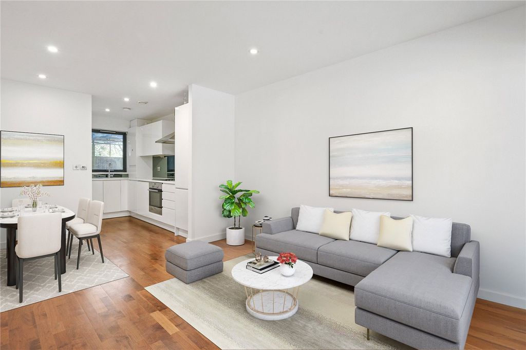 Property photo 1 of 11 Reception/Kitchen