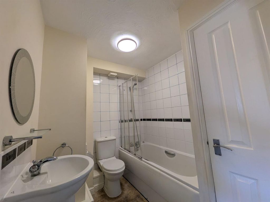 Property photo 3 of 11 Bathroom.Jpeg