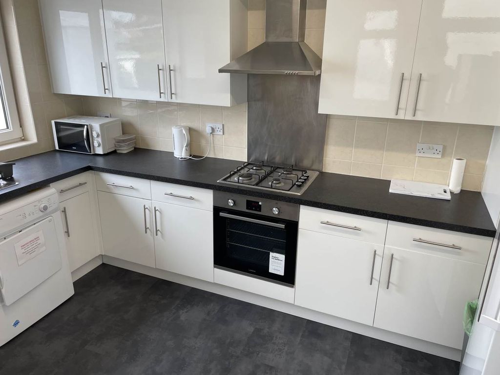 Property photo 3 of 20 Kitchen 1