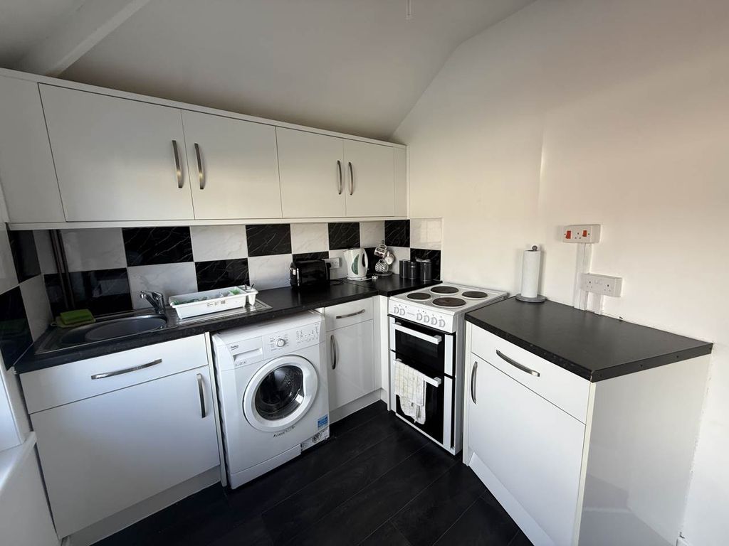 Property photo 2 of 11 Kitchen