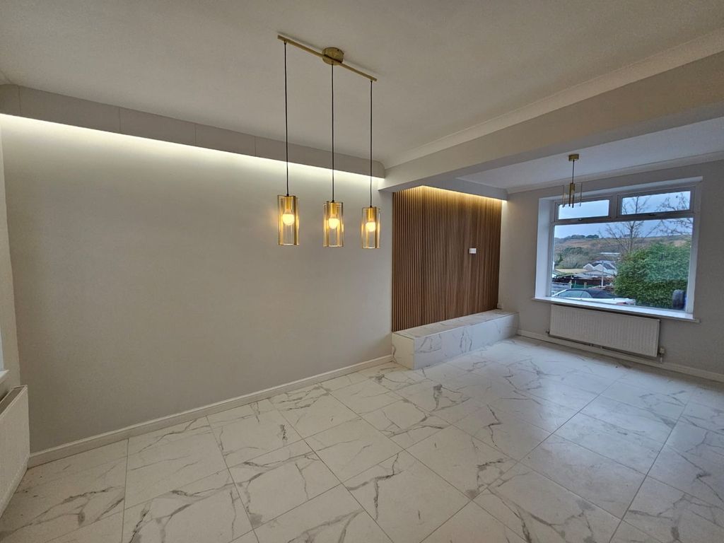 Property photo 3 of 16 Dining Area