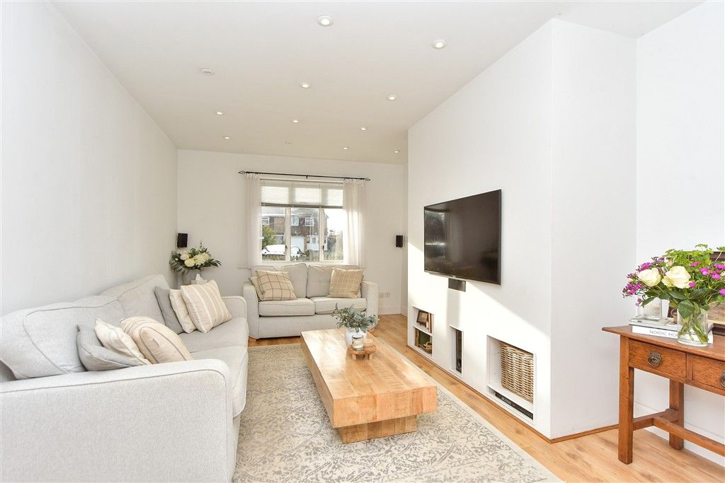 Property photo 3 of 11 Lounge