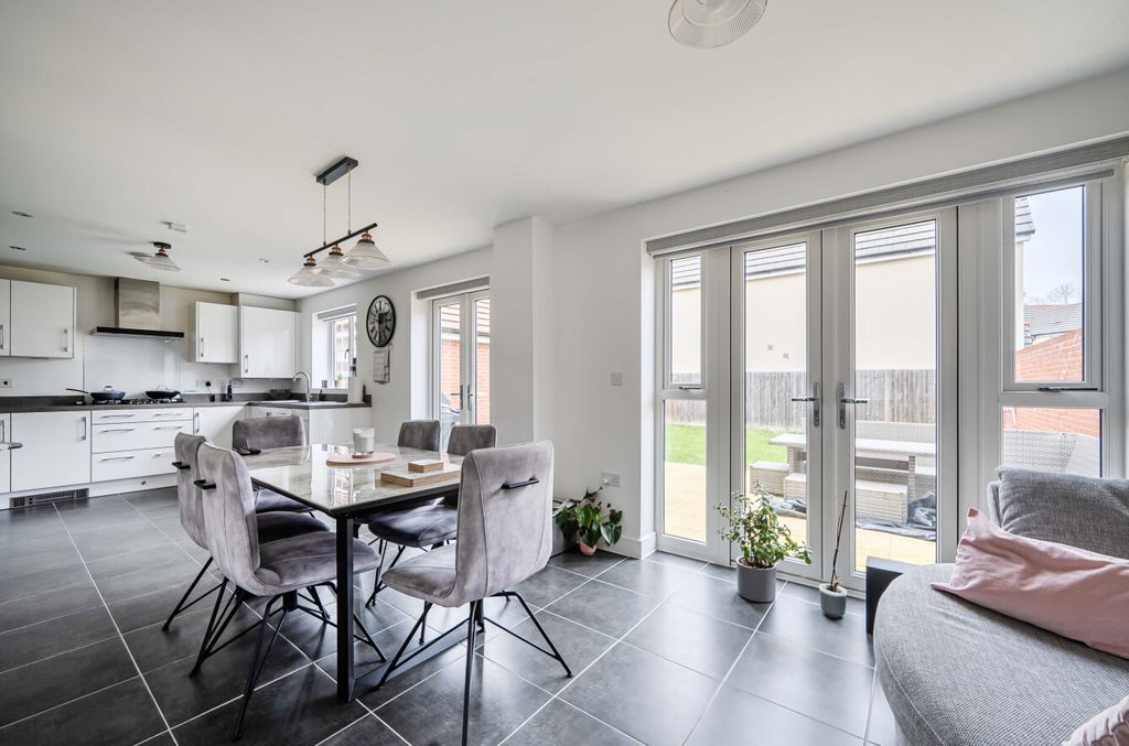 Property photo 2 of 25 1437716-25-69cd5A...