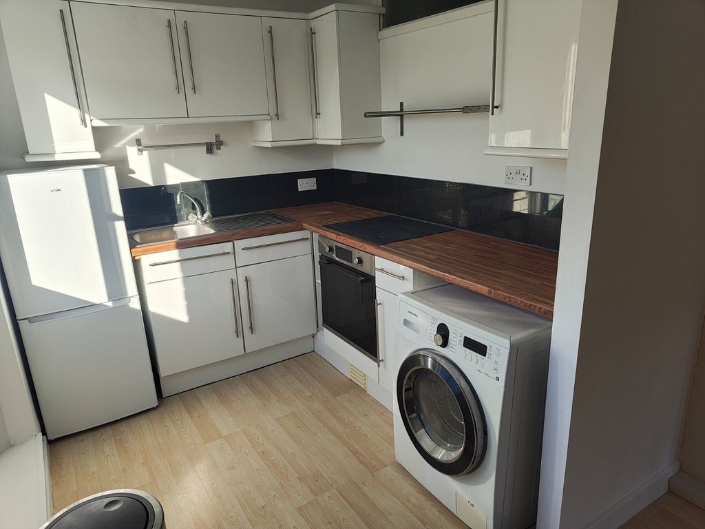 Property photo 3 of 9 Kitchen