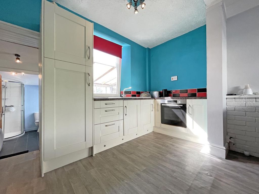 Property photo 3 of 16 Alexandra Road 98 - Kitchen.Jpg