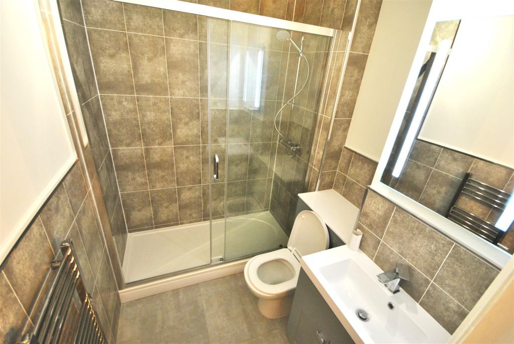 Property photo 3 of 7 Bath 1.Jpg