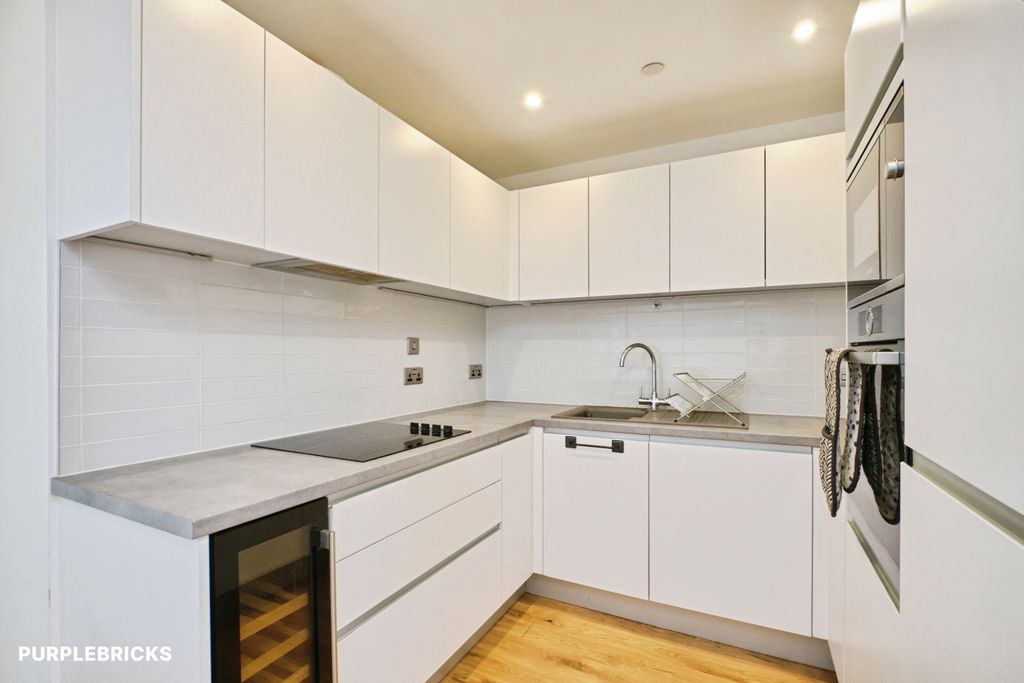 Property photo 3 of 24 Apartment Kitchen