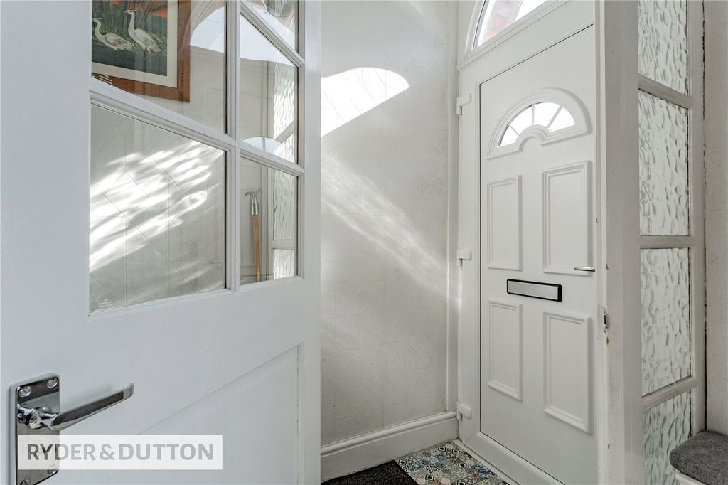 Property photo 2 of 17 Vestibule