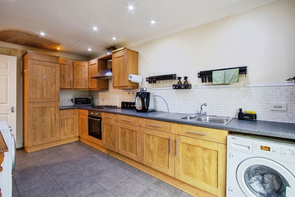 Property photo 3 of 21 Kitchen