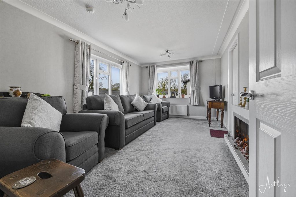 Property photo 2 of 18 Lounge