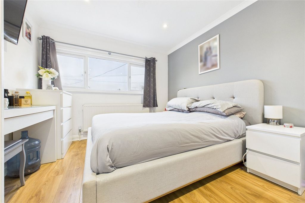 Property photo 3 of 17 Bedroom