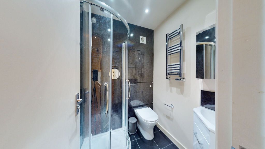 Property photo 3 of 10 Bathroom