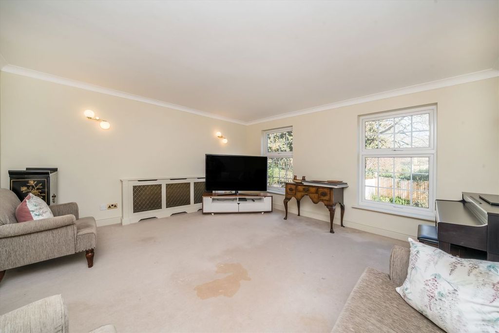 Property photo 2 of 8