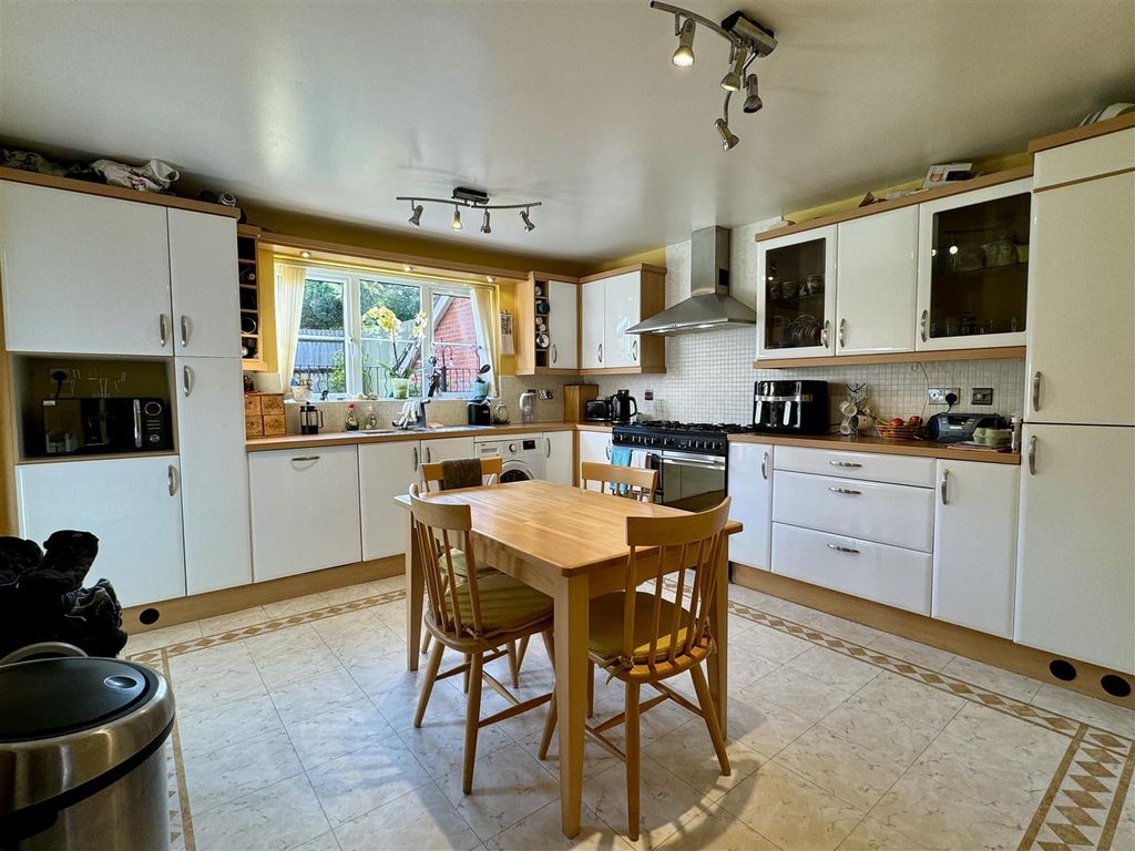 Property photo 2 of 32 Kitchen Breakfast Room