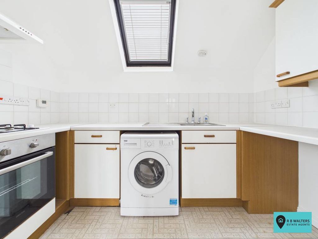 Property photo 3 of 11 Kitchen