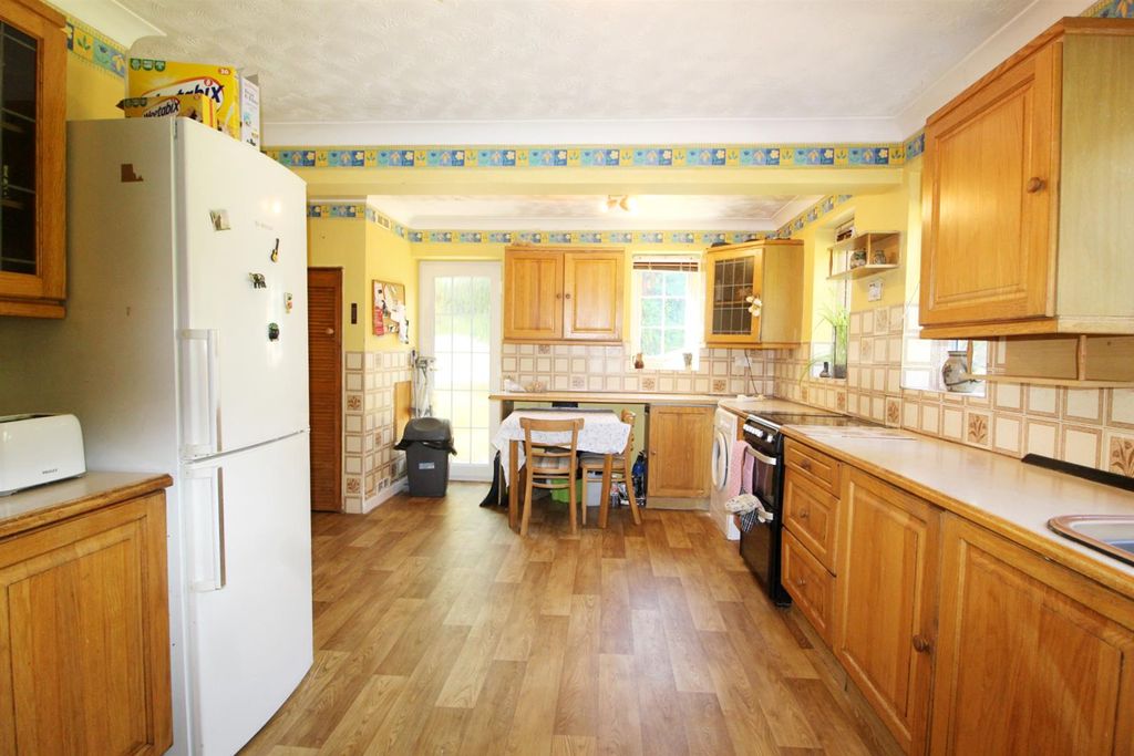 Property photo 3 of 13 Kitchen E.Jpg