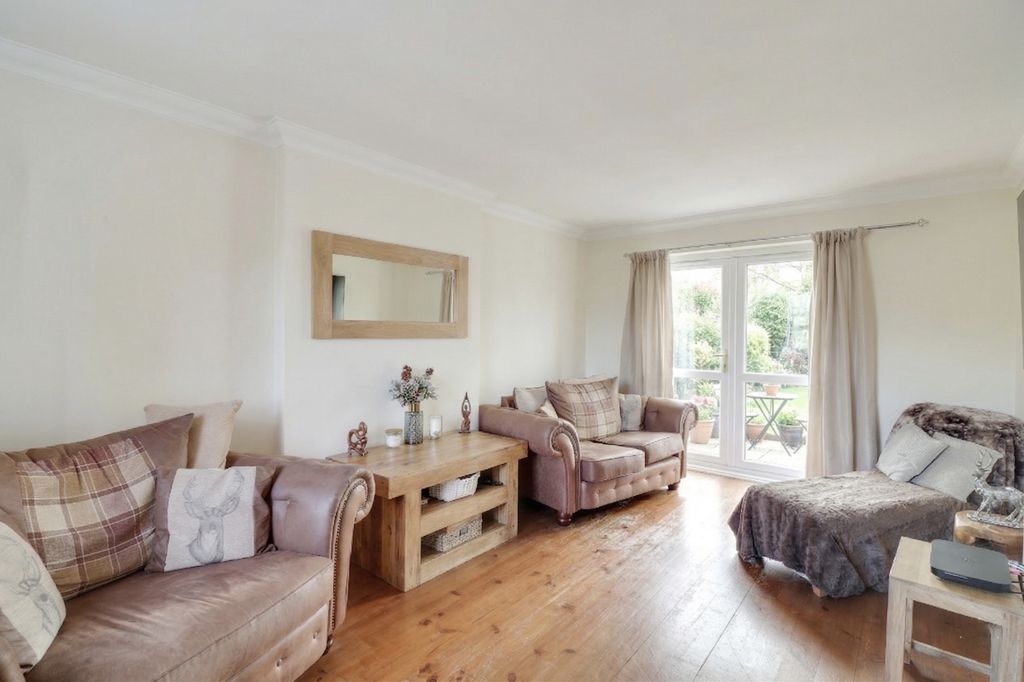 Property photo 3 of 32 Lounge