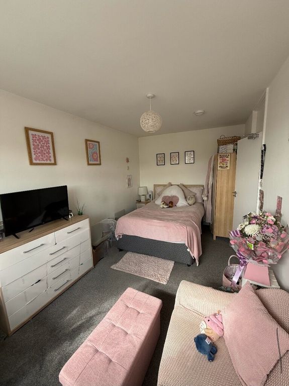 Property photo 1 of 5 Large Double Bedroom