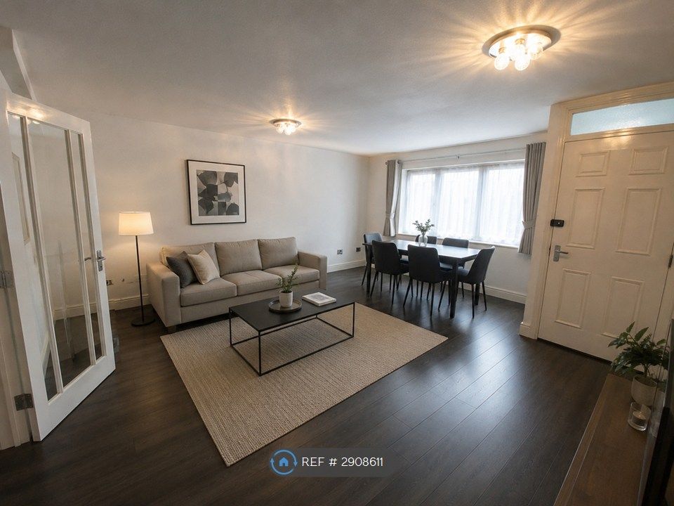 Property photo 1 of 10 Living Room