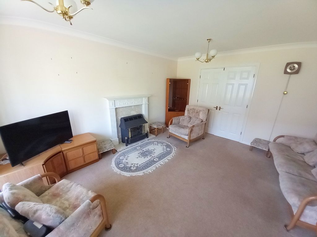 Property photo 2 of 19 Lounge