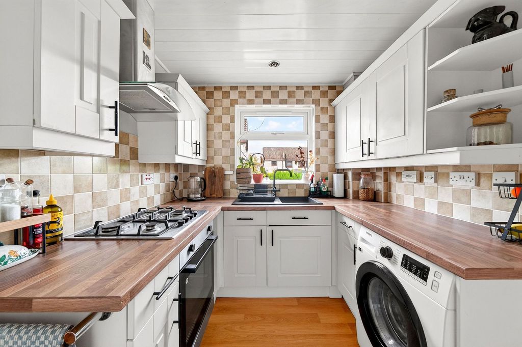Property photo 3 of 33 Kitchen