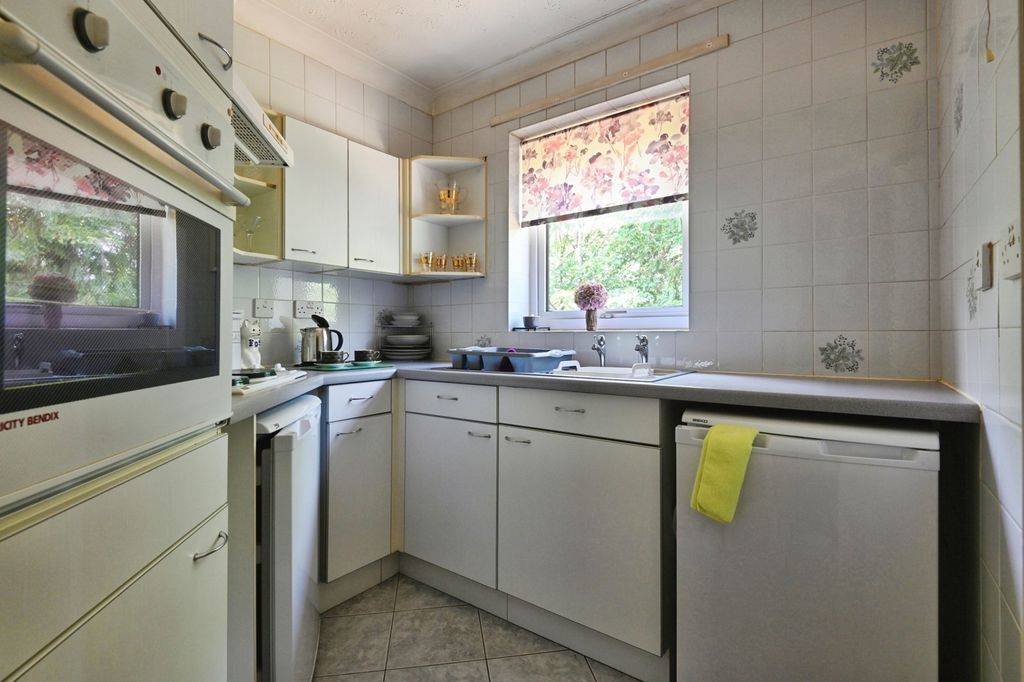 Property photo 3 of 10 Kitchen