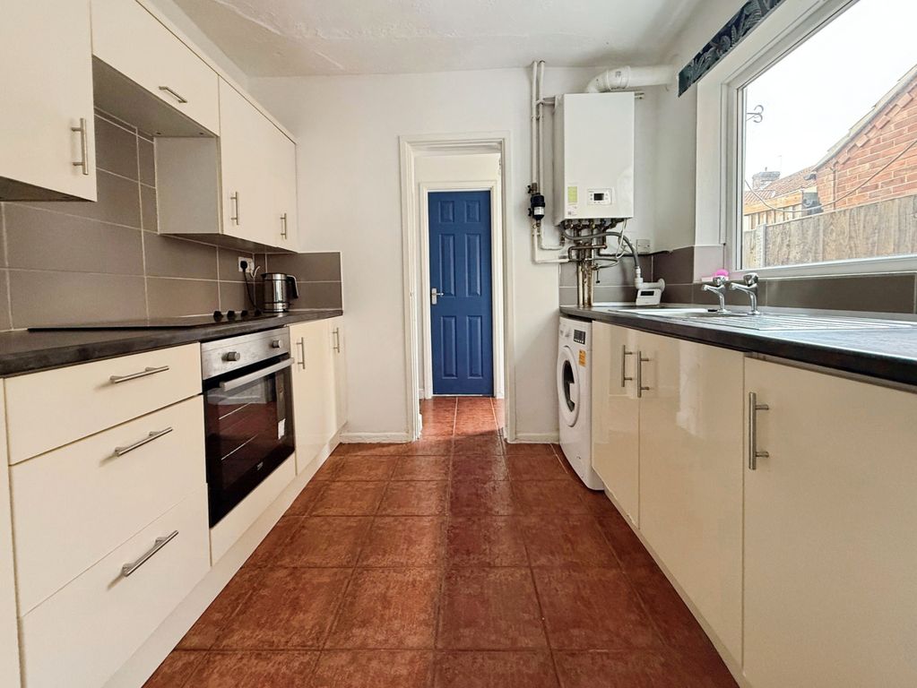 Property photo 3 of 9 Kitchen