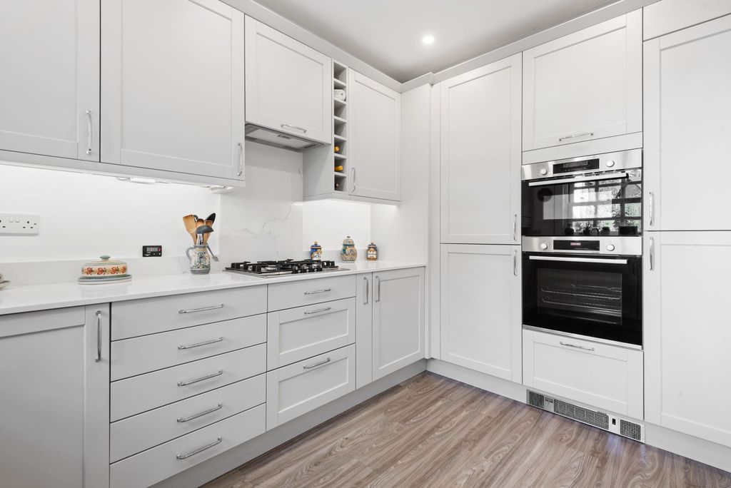 Property photo 3 of 18 Kitchen