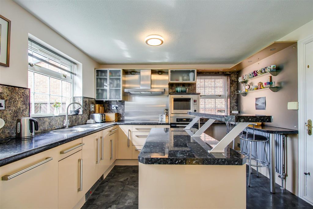Property photo 2 of 17