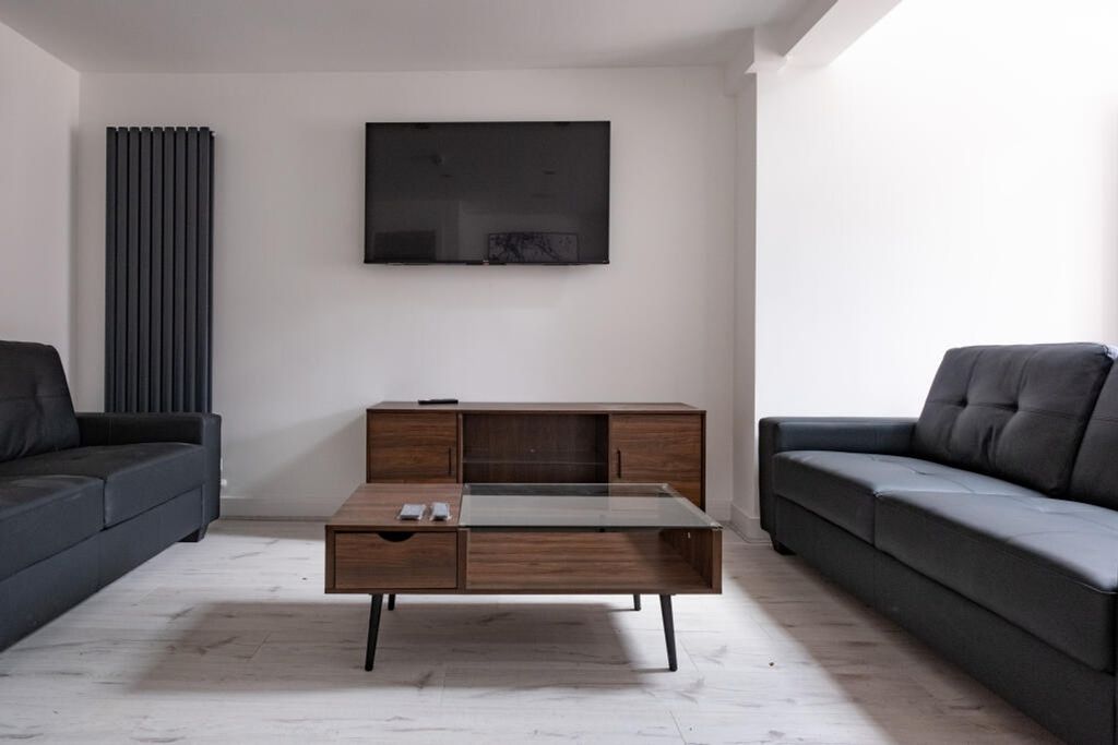 Property photo 2 of 9 A Modern Living Room Featuring Stylish Furniture, ...