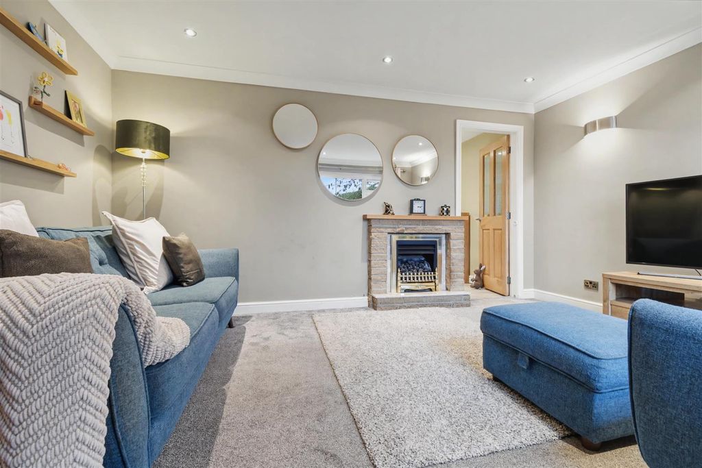 Property photo 3 of 31 Lounge