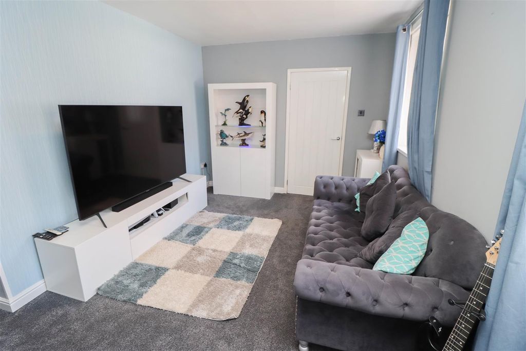Property photo 2 of 18 Lounge