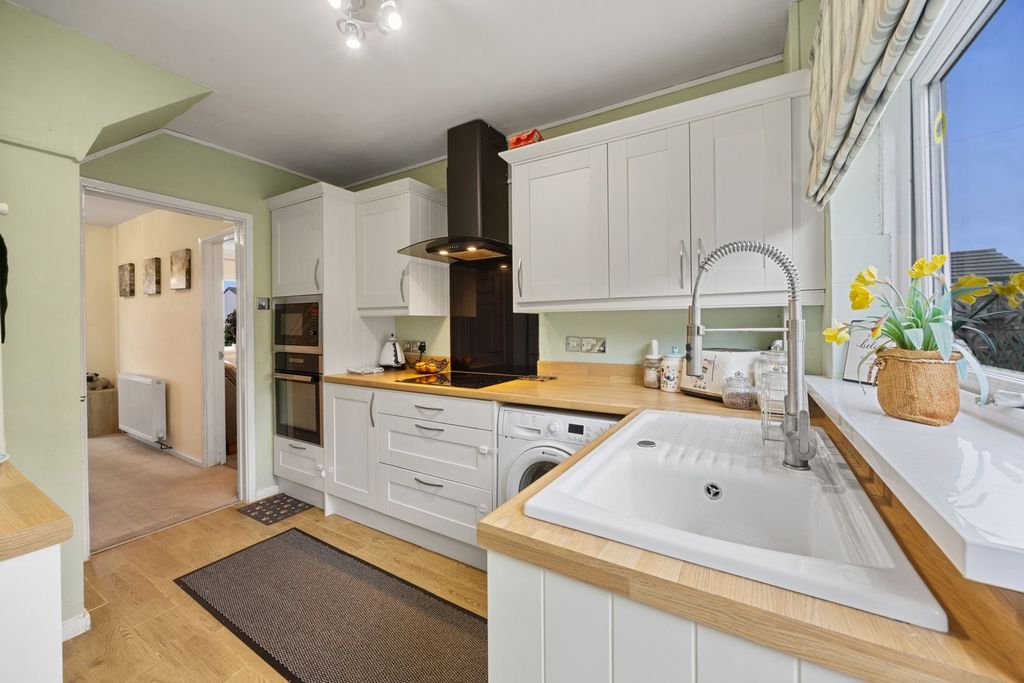 Property photo 2 of 31 Kitchen
