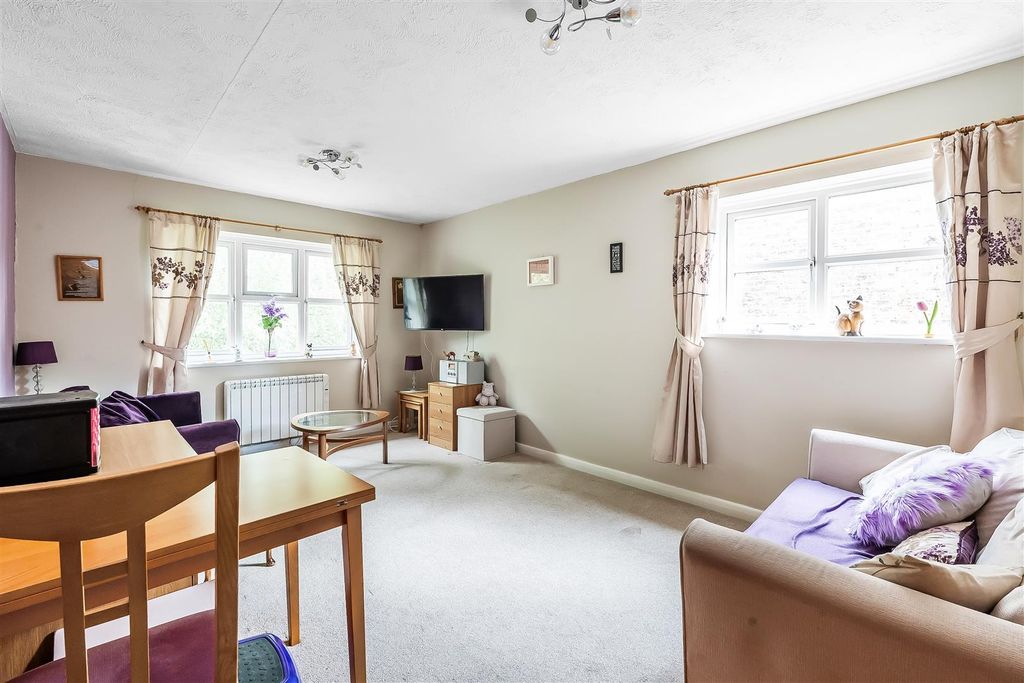 Property photo 2 of 10 6-St-James-Court-11.Jpg