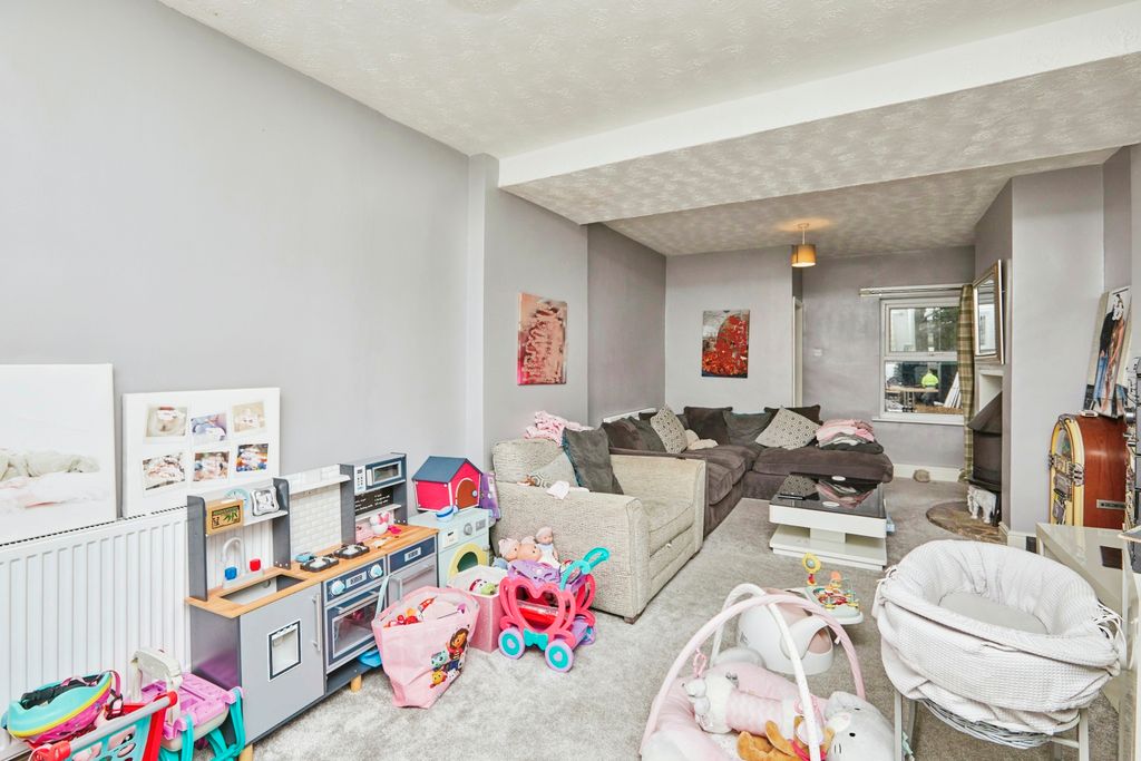 Property photo 3 of 16 Lounge