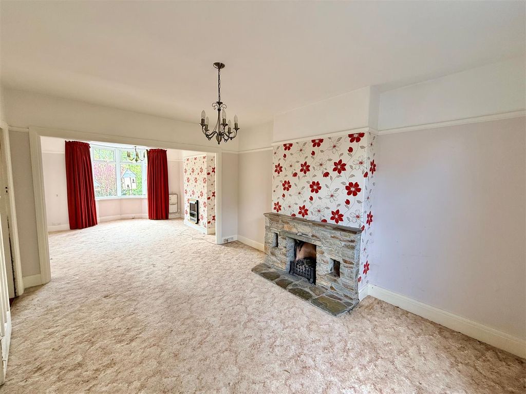 Property photo 3 of 17 Lounge