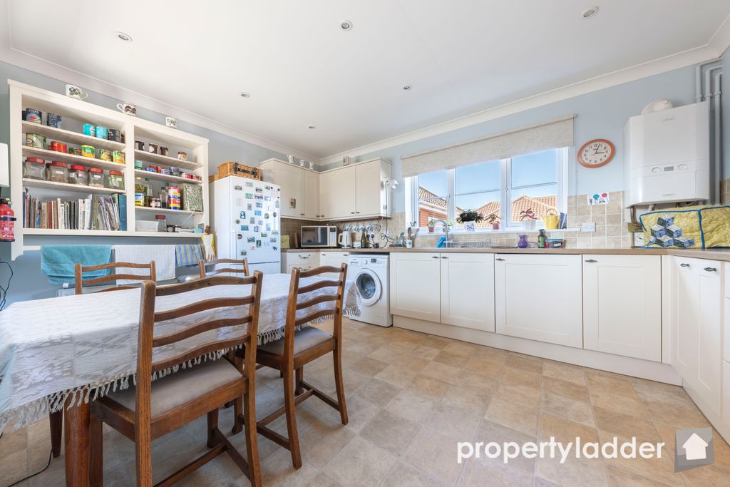 Property photo 3 of 16 Pl