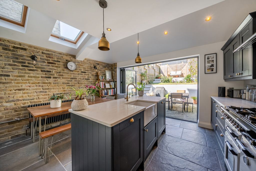 Property photo 2 of 17 1452304-9-69F320F...