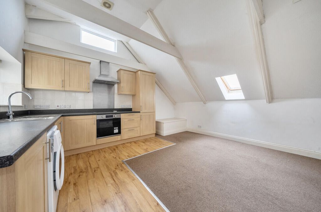 2 bed flat for saleFore Street, Cullompton, Devon EX15 photo 4
