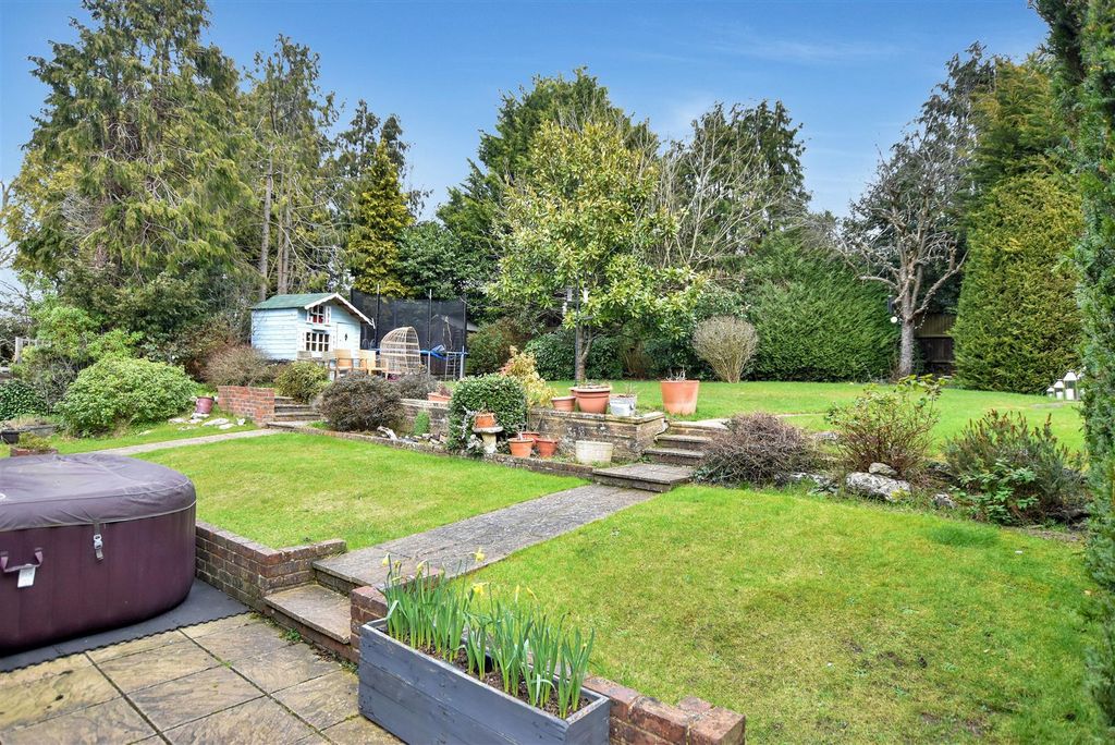Property photo 2 of 11 Garden