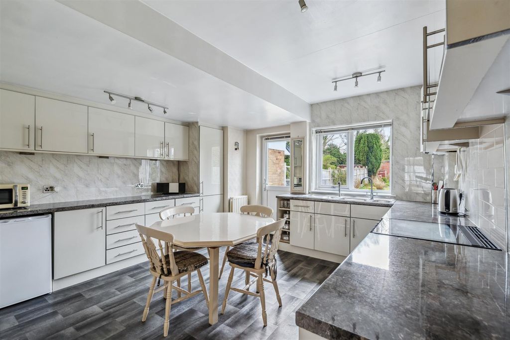 Property photo 2 of 12 4 Barrington Road_11.Jpg