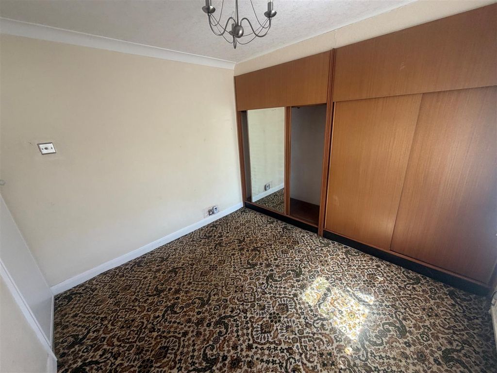 Property photo 3 of 8 Bed 1