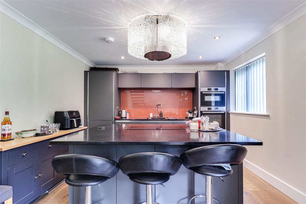 Property photo 2 of 20 Grnd Kitchen Bbar.Jpg