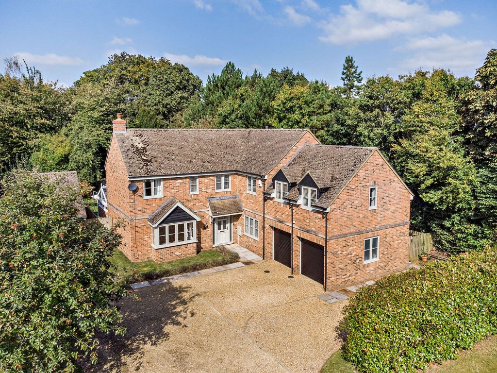 Property photo 1 of 24 9 Dovecote Close
