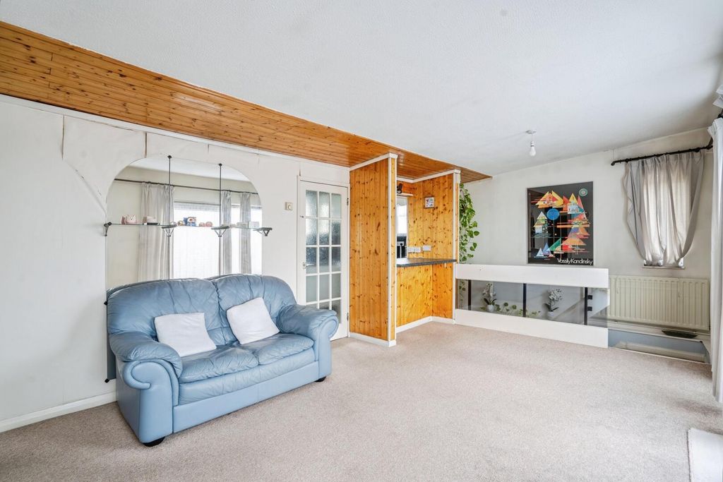 Property photo 2 of 10 Living Room