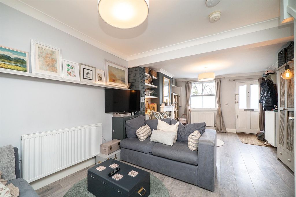 Property photo 2 of 19 Lounge 4