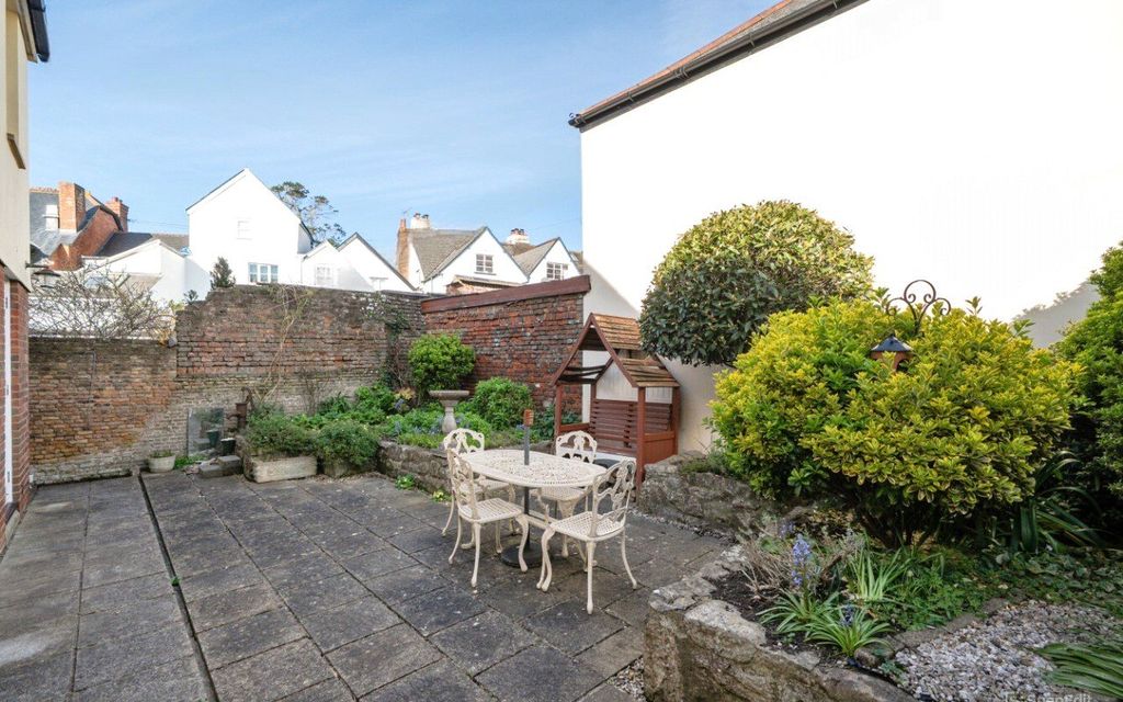 Property photo 2 of 11 Garden Space