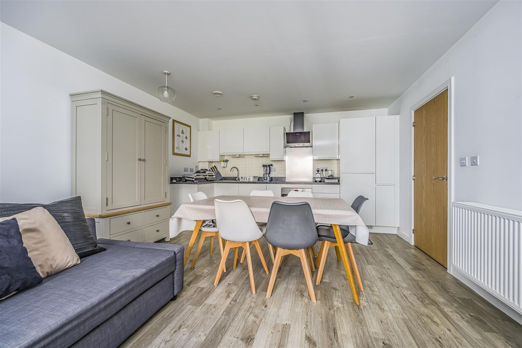 Property photo 3 of 13 22 Pennant House, Cross Street, Portsmouth-Portico