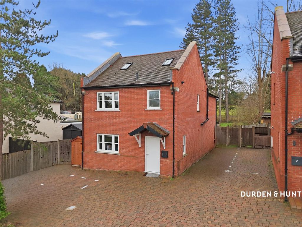 Property photo 1 of 25 Copthall Green