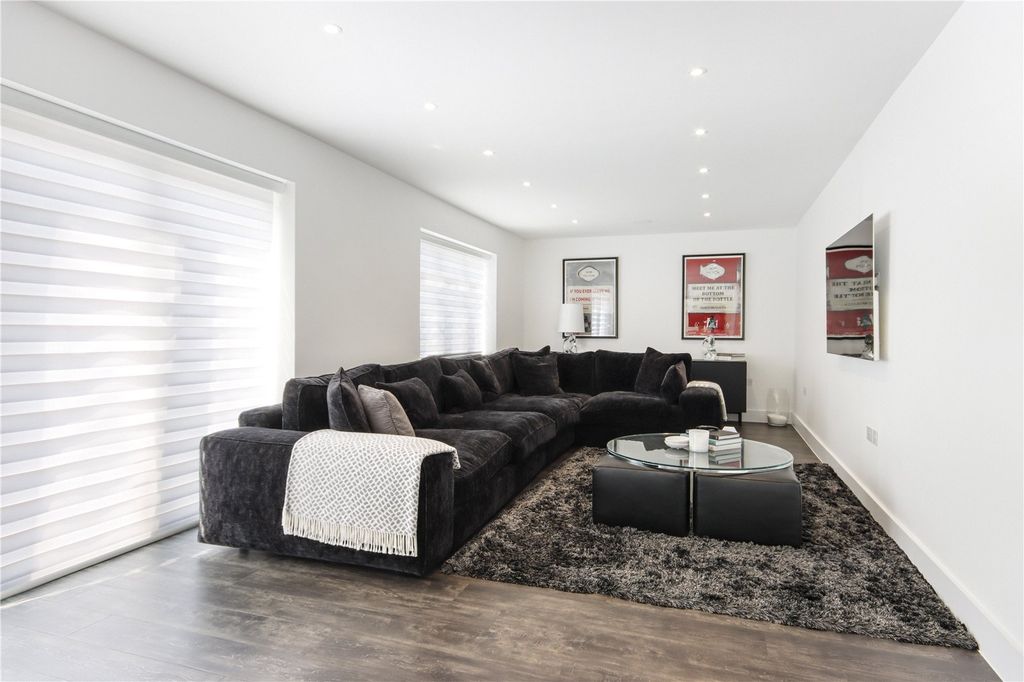 Property photo 3 of 15 Sitting Room